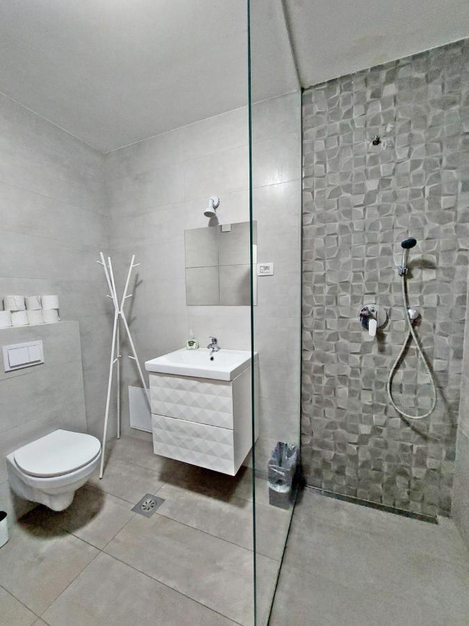 Rose Valley, Modern & Apartma